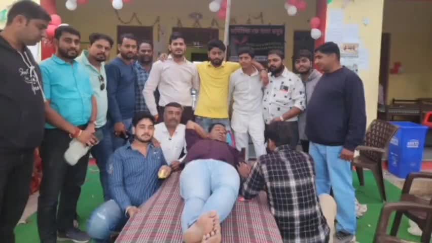 #चौमहला सांवरिया रक्तदाता समूह के तत्वाधान में शनिवार को ग्राम पंचायत भवन पर शिविर का आयोजन हुआ जिसमें 121 यूनिट रक्तदान
