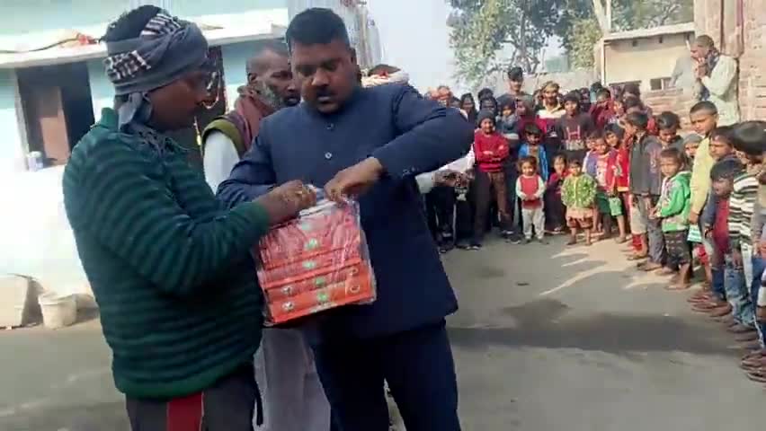 गोंडा: संत रविदास जयंती के अवसरपर नगरपंचायत तरबगंज मे डॉ भीमराव अंबेडकर वार्ड में
लड्डू किया घनश्याम जायसवाल।
#संत_रविदास_जयंती