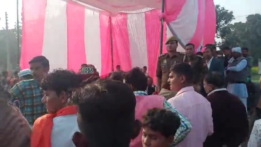 #तिलहर। चीनी मिल मैदान पर किसान सभा का आयोजन। किसान अपनी मांगों को लेकर धरने पर बैठे हैं। #dmshahjahanpur #kisanandloan