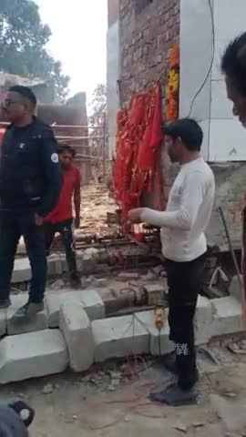 #तिलहर । मंदिर को शिफ्ट करने का कार्य जारी है।