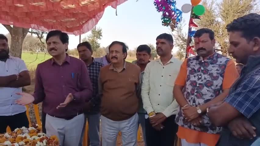 विकास यात्रा MP बाग क्षेत्र मे पानी की समस्या से अवगत कराते ग्रामीणजन

#shivrajsinghchouhan #dharnews #dhar #kukshi