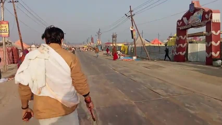 विधर्मियों का पन्ना फाड़ते हुए कवि विवेक अज्ञानी #vairal #trendingnow #livenews #bageshwardhamsarkar