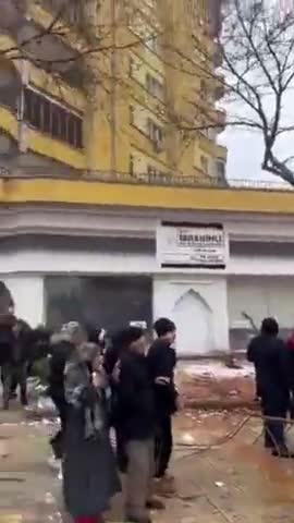 सीरिया में भूकंप की तीव्रता के कारण विशाल इमारतों धराशायी हो रही है। #earthquake  #syria #istanbul