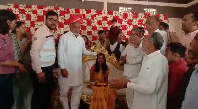 पूर्व जिला प्रमुख व समाजसेवी #भाई_राजबीर_फरटिया अपने हल्के लोहारू के सिवानी में वार्ड नं 7 में बिन माॅं-बाप की बेटी पूजा की शादी में #एक_लाख_एक_हजार रुपए (101000) कन्या शगुन भेंट कर अपना आशीर्वाद प्रदान करते हुए।