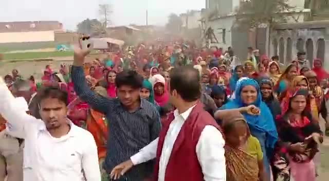 #अफसरशाही ,#भ्रष्टाचार और #हकमारी नहीं सहेंगे 
#ArariaKaMudda के जन चौपाल में लोगों का गुस्सा फूटा बिजली विभाग,नल जल विभाग, जिला प्रशासन, राजस्व विभाग के खिलाफ, आवास योजना, जमीन म्यूटेशन से जुड़े अधिकारियों के ख़िलाफ़ काफी शिकायतें मिली है।
