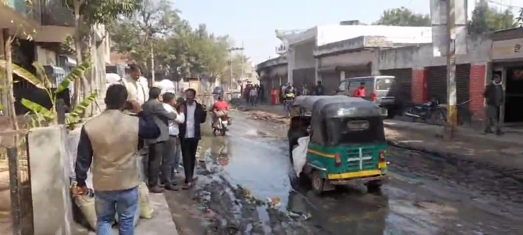 वजीरपुर रोड पर जलभराव की वजह से जनता इतनी है परेशान कि खेड़ी पुल बाईपास रोड पर लगा दिया गया है जाम.. 
#rohtak #fbd