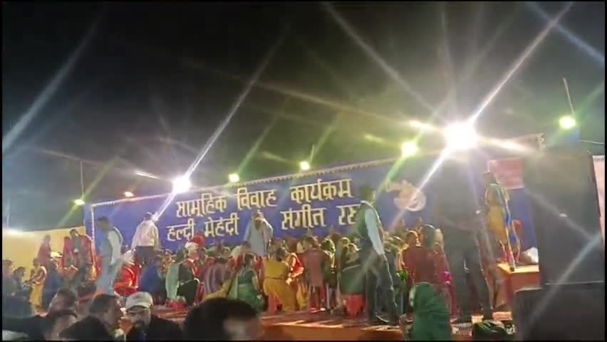 जामताड़ा के #तरुण गुप्ता के #नेतृत्व में  #निशाय #51 कन्याओं का आज यज्ञ स्थल पर #मेहंदी #रसम हुआ जिसमें #अक्षरा सिंह आए@