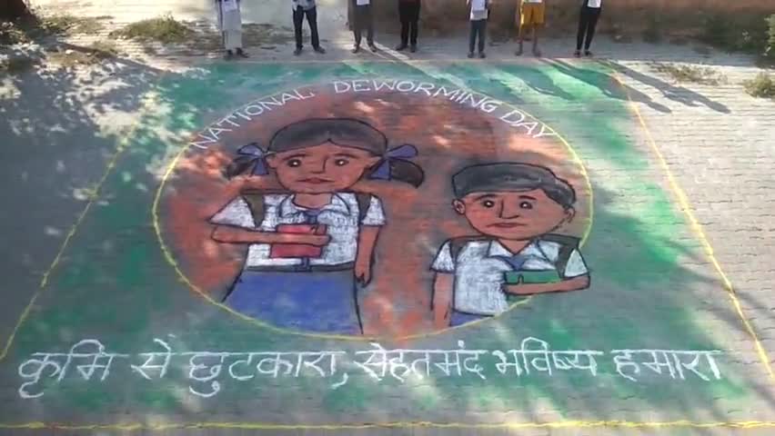 #कृमि मुक्त भारत को लेकर एक रेखाचित्र के माध्यम से बेटी अंशुल शर्मा व उनके पिता का गाँव #Bhadana #Jhajjar की चौपाल से