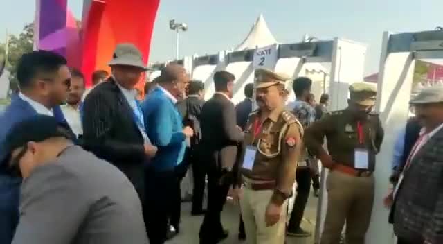 जनपद #लखनऊ में #ग्लोबल इन्वेस्टर्स समिट-2023 कार्यक्रम पर पुलिस की पैनी नजर- आने जाने वाले लोगों पर सुरक्षाकर्मियों