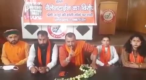 जहां #रक्षाबंधन से ज्यादा महत्व #वेलेंटाइन_डे को दिया जाता है
उस देश में #बलात्कार नही तो क्या ??
 #चमत्कार होंगे।
कड़वा सच,,✍️🤔😎
बायकाट वैलेनटाईन