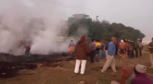 फूलपुुर: #phoolpur tahsil nai jhusi prayagraj Lala Manmohan Das inter College ke piche Bhari rakam se aag lagi