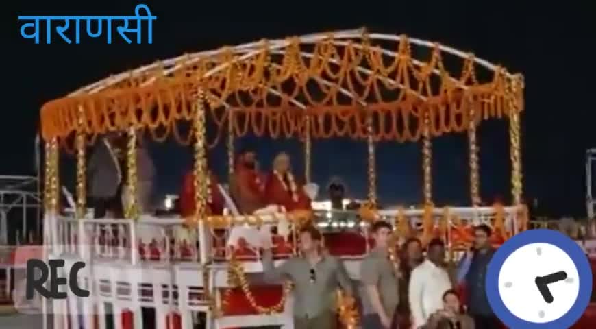 #काशी
तीनों लोक से न्यारी। दुनियां की प्राचीनतम नगरी। भगवान शिव की काशी के पतितपावनी, मोक्षदायिनी गंगा के दशाश्वमेध घाट पर होने वाली आरती के मनोरम मंजर को अपलक निहारती अमेरिका की पूर्व विदेश मंत्री हिलेरी क्लिंटन।