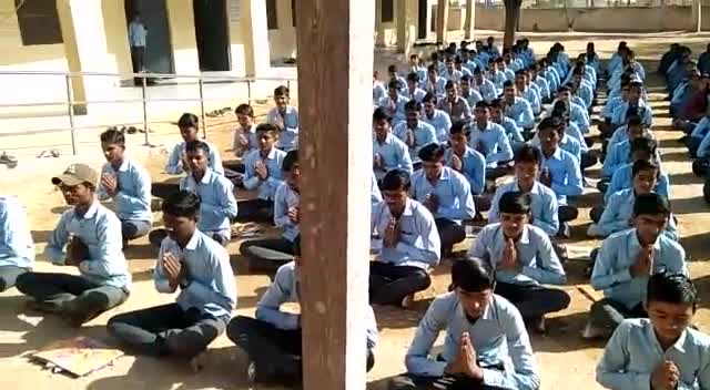 राजकीय उच्च माध्यमिक विद्यालय चंद्रख भोपालगढ़ में अध्यापक #रामेश्वर_जाखड़ के नेतृत्व में सुबह की प्रार्थना
#29NEWS