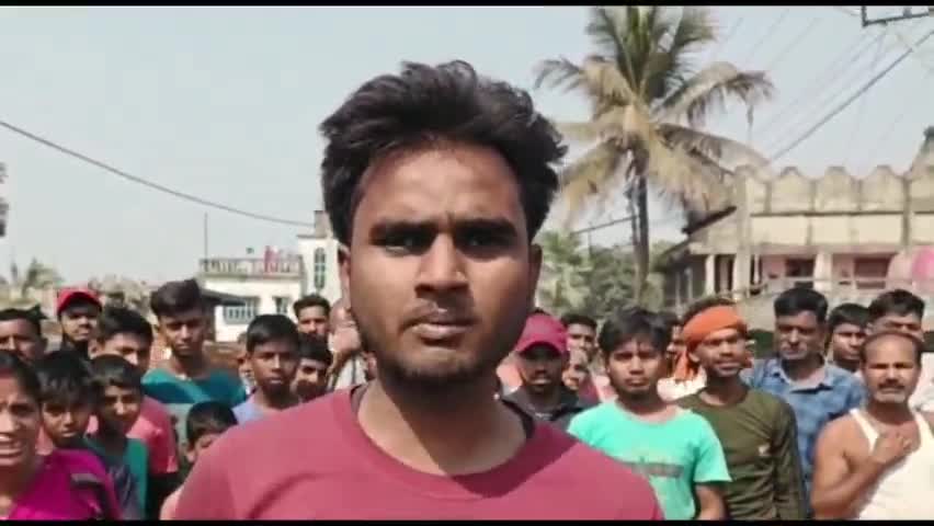 पाकुड़ :- अज्ञात वाहन की चपेट में आने से अधेड़ #महिला की #मौत #घंटों_सड़क_जाम एवं #मुआवजे की किया गया #मांग ।