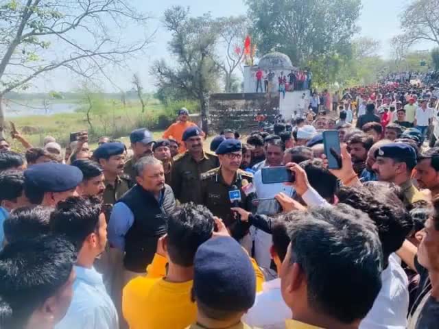शर्म आनी चाहिए उन नेताओं को जो विकास यात्रा के गुणगान गा रहे हैं शर्म आनी चाहिए उन नेताओं को। 
#करैरा