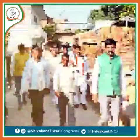 #हाथ से हाथ जोड़ो अभियान के तहत हुसैनगंज विधानसभा में बैठक करते कांग्रेस के नेता शिवाकांत तिवारी तिवारी ने कहा मेरी लड़ाई उनसे से जो गरीब किसानों का मेहनत की कमाई का पैसा खा रहे है जैसे सहारा का lic का डूब रहा है