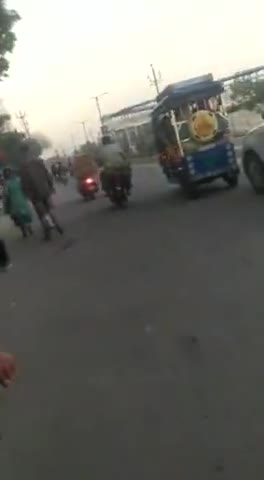 कोल: माल्या पुस्तकालय नियर रेलवे स्टेशन पर एक अनजान व्यक्ति लड़कियों का मोबाइल लेकर भाग
#ssp_aligarh #aligarh #trending #tra