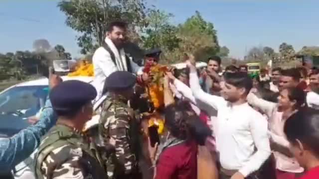 बीएड  कॉलेज की छात्राओं ने चिराग पासवान को गुलाब का फूल देकर कही दिल की बात #Valentineday #chiragpaswan #gopalganj