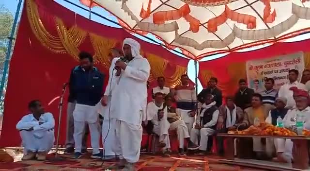 गांव बुद्धशैली में गऊशाला समारोह में समाजसेवी #भाई_राजबीर_फरटिया के लिए गांव का एक गणमान्य बुजुर्ग बहुत ही सुन्दर भजन‌ प्रस्तुत करके भाई राजबीर फरटिया के जनहित कार्यों का गुणगान करते हुए।