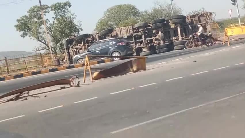 banmore bypass road par takraye do truck 🚛 #accidentingaya #accidentpoint