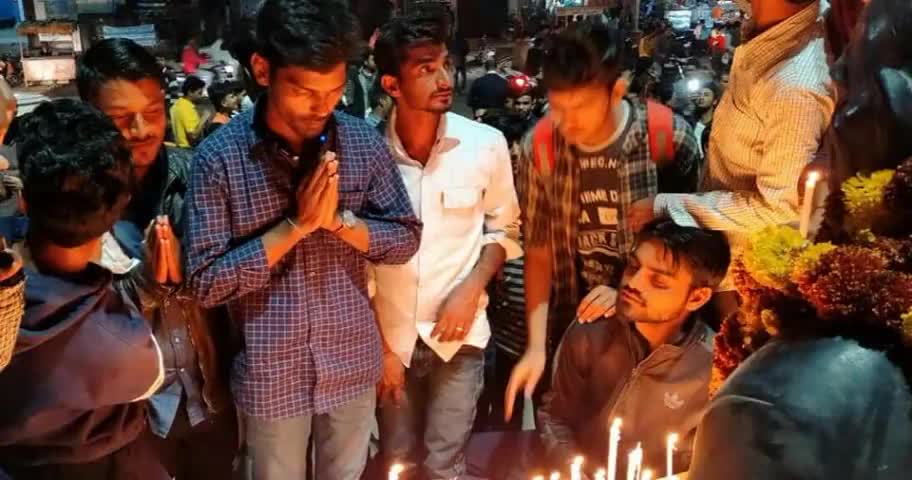 पुलवामा हमले की बरसी पर इसमें शहीद वीर जवानों को भावभीनी श्रद्धांजलि अर्पित करता हूॅं। 🙏 
#जय_हिंद #जय_भारत 🇮🇳