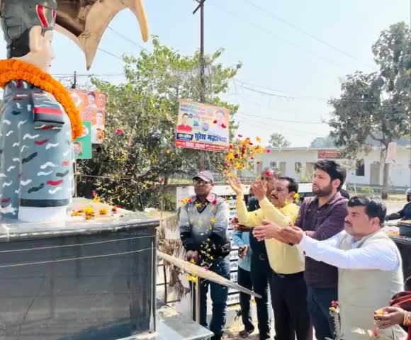 फहरी ध्वजा, फड़की भुजा, बलिदान की ज्वाला उठी।
निज जन्मभू के मान में, चढ़ मुण्ड की माला उठी।
         मैं #गुड्डू खान व मेरे सभी साथी पुलवामा आतंकी हमले में शहीद हुए सभी भारत माता के वीर जवानों के शौर्य और बलिदान को शत् शत् नमन करते हैं।