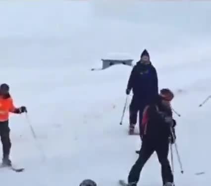 जम्मू कश्मीर के गुलमर्ग में स्केटिंग करते हुए #rahulgandhi जी
#incmp
#JK #Gulmarg #Kashmir #jammukashmir #Skating