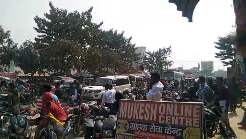 madhepura के T.P college के सामने काफी भीड़ देखने को मिला। 10th के एग्जाम खतम होते ही भीड़ बढ़ गई।#satyamnews #publicap