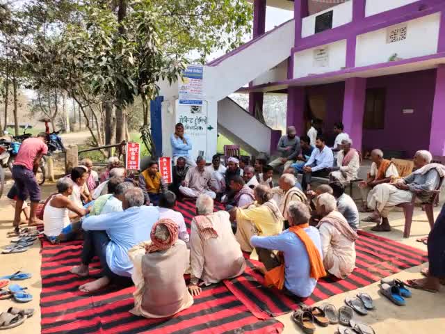 #भगवानपुर: घोरपरास से मुक्ति के लिए भगवानपुर प्रखंड के किरतपुर राजाराम पंचायत में बैठक करते किसान नेता डॉ राजेंद्र शर्मा