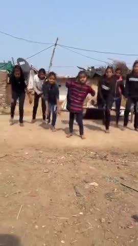 सोशल मीडिया पर छोटी बच्चियों का डांस जमकर हो रहा है वायरल... 
#shorts #DanceVideo #ViralVideo2023 #dropnews #up