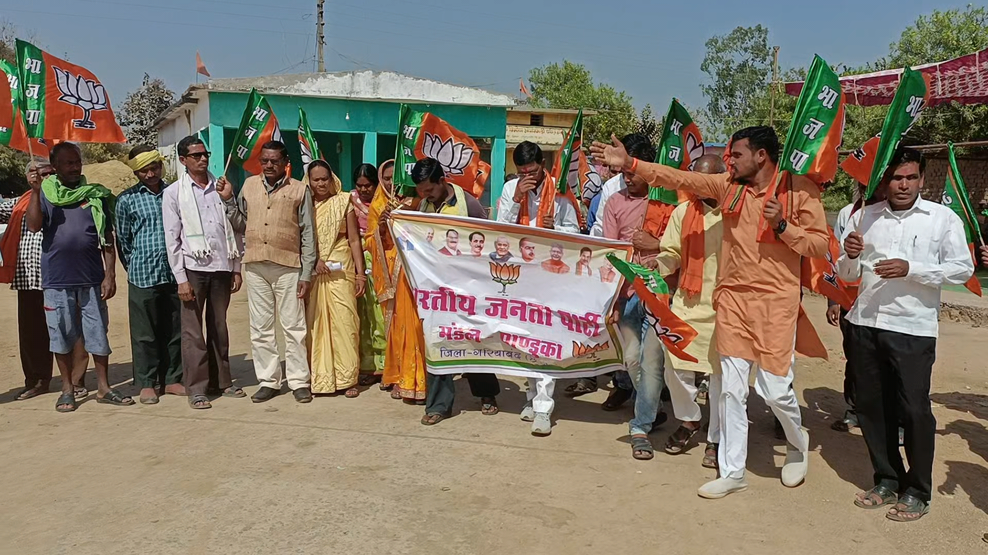 कल #मोर_आवास_मोर_अधिकार कार्यक्रम के तहत पाण्डुका मंडल के नेतृत्व में ग्राम पंक्तिया-बम्हनी कुरेकेरा होते खड़मा तक पदयात्रा किया गया