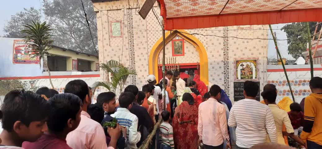 थावे #महाशिवरात्रि पर #बाबा सिद्धेश्वर नाथ मंदिर मे #हजारो श्रद्धालुओं ने किया जलाभिषेक,
#मेला घुमने दूर दराज से आय लोग