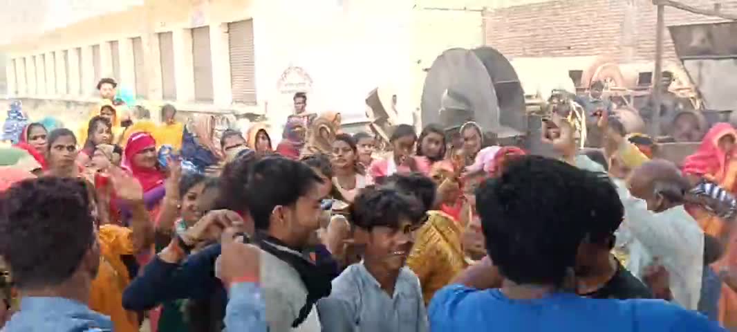 सासनी: सासनी किले विलेश्वर महाकाल मंदिर पर गंगा जल चढ़ाते कावड़िया #सासनी