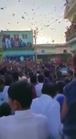 #गुजरात - महेसाणा में एक पूर्व सरपंच करीम यादव ने अपने भतीजे की शादी में 100/500 रुपए के नोटों की बारिश की।