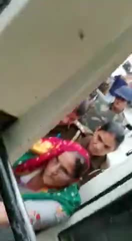 हरियाणा में जंगलराज,पूरे प्रदेश में आतंक का माहौल।
कर्मचारियों के बाद जींद में सरपंचों पर बर्बरतापूर्ण लाठीचार्ज।
महिला सरपंचों और आंदोलकारियो को भी नहीं बख्शा।
#रवि_आजाद #kisanektamorcha #BhartiyaKisanUnion #viralvideo #FarmersProtest