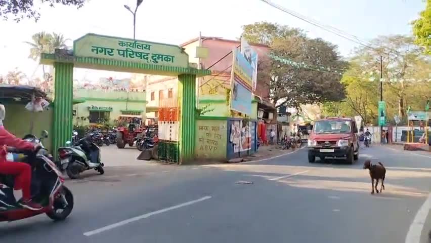 दुमका: हिजला मेला को लेकर नगरपालिका चौक के पास काफी सुंदर गेट बनाया जा रहा है #Dumkaजिला