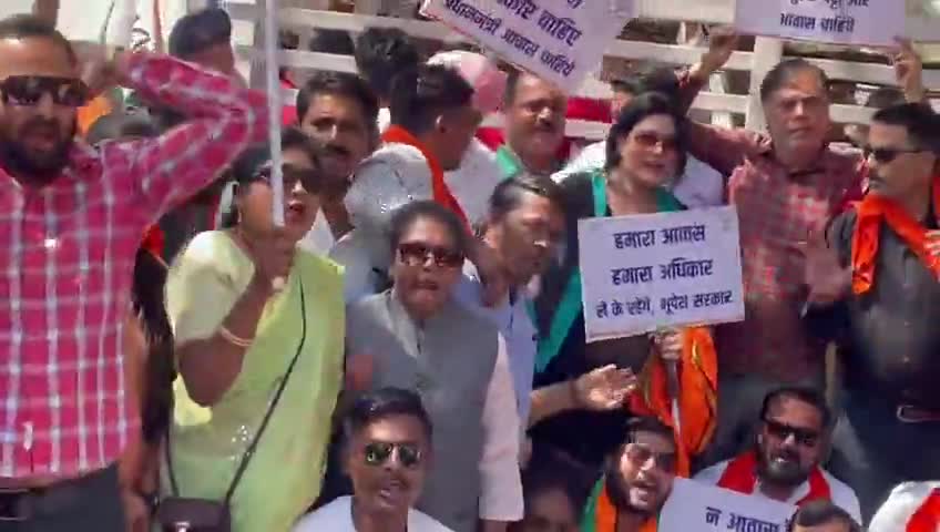 पीएम आवास छीनने वाली भूपेश सरकार के खिलाफ भाजपा बिलासपुर  के द्वारा#मोर_आवास_मोर_अधिकार के तहद विधायक निवास का घेराव