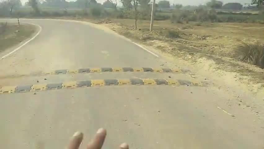 रुदौली क्षेत्र के गणेशपुर विद्यालय के मोड़ के पास लगा दुर्घटना रोकने वाला बोर्ड #रूदौली