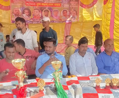 फुल्लीडुमर प्रखंड में हो रहे HCC क्रिकेट टूर्नामेंट के फ़ाइनल में बतौर मुख्य अतिथि विजेता टीम को पुरस्कृत किए।
#SharadYadav #RajendraYadav
#बाँका #बेलहर #फुल्लीडुमर