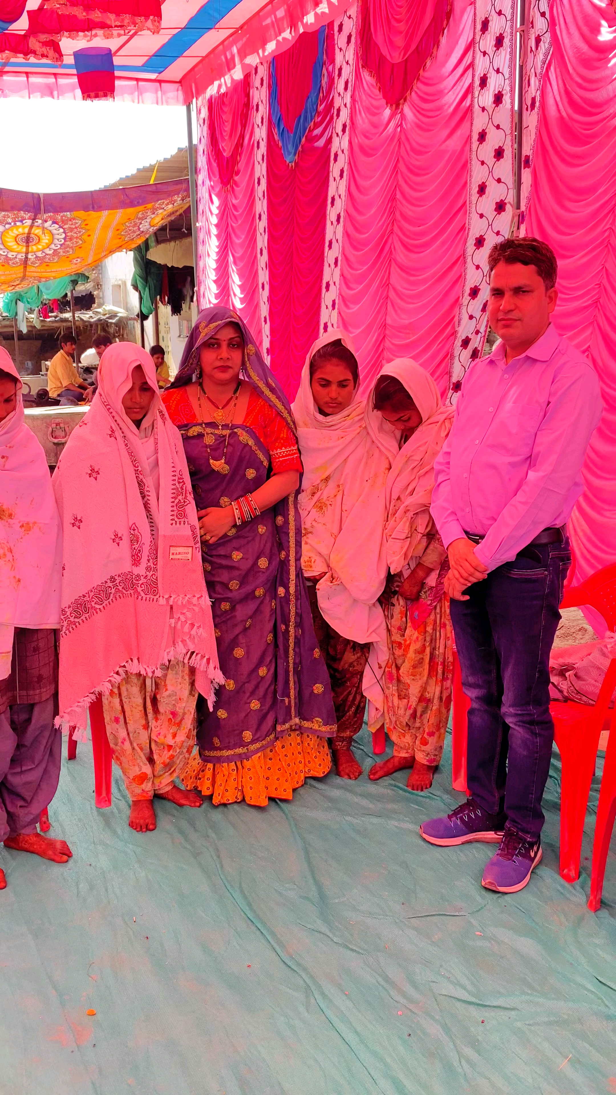 #तेसगांव_नादौती निवासी स्व. मकरन जी महावर की बेटियों की #शादी में शामिल होकर तेसगांव के युवाओं द्वारा चलाए जा रहे #कन्यादान मिशन में 11 हजार रुपये का सहयोग किया और बेटियों को खुशहाल दाम्पत्य जीवन की शुभकामनाएं दी।