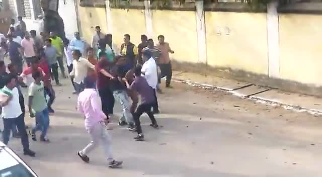 सारंगढ की #कांग्रेस विधायक उत्तरी गणपत जांगड़े के कांग्रेसी गुंडे के द्वारा हमारे युवा मोर्चा के साथी (#जित्तू जोल्हे युवा मोर्चा #मंडल  भेड़वन गुडेली)  भाजपा कार्यकर्ता को अकेला व निहत्था देख कर झुंड में कांग्रेसी उसे पीट रहे हैं।