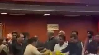 #दिल्ली : #MCD सदन में #BJP की पार्षद रेखा गुप्ता माइक तोड़ती नज़र आईं #latest_news
