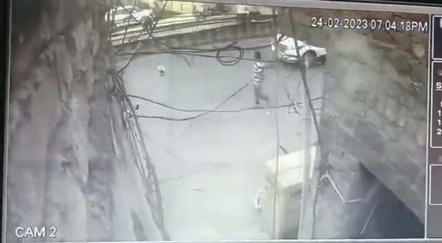 #प्रयागराज #गोलीकांड का CCTV फुटेज आया सामने.....
 बीच सड़क पर बदमाशो ने मारी गोली
