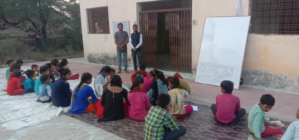 #ABVPMAHOBA
#परिषद_की_पाठशाला_चरखारी 
चरखारी नगर के मोहल्ला रूपनगर में चल रही परिषद की पाठशाला में पहुंचे svmआचार्य जी भूपेंद्र विश्वकर्मा पाठशाला में पहुंचकर छात्रों को पढ़ाया और छात्रों को पढ़ने के लिए प्रेरित किया.