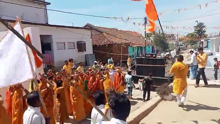 #viralnewes #news_express #mahakalpooja  #सिवनी जिले के धतुरिया ग्राम में हुआ जोड़-तोड़ से भागवत  कलश यात्रा का आरंभ।