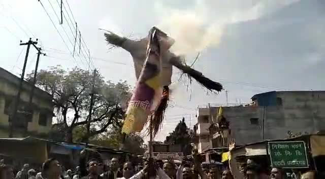 पट्टी तहसील के अधिवक्ताओं ने जमकर की नारेबाजी लगाए मुर्दाबाद के नारे  सांसद विधायक का फूंका पुतला #प्रतापगढ़ #पट्टी