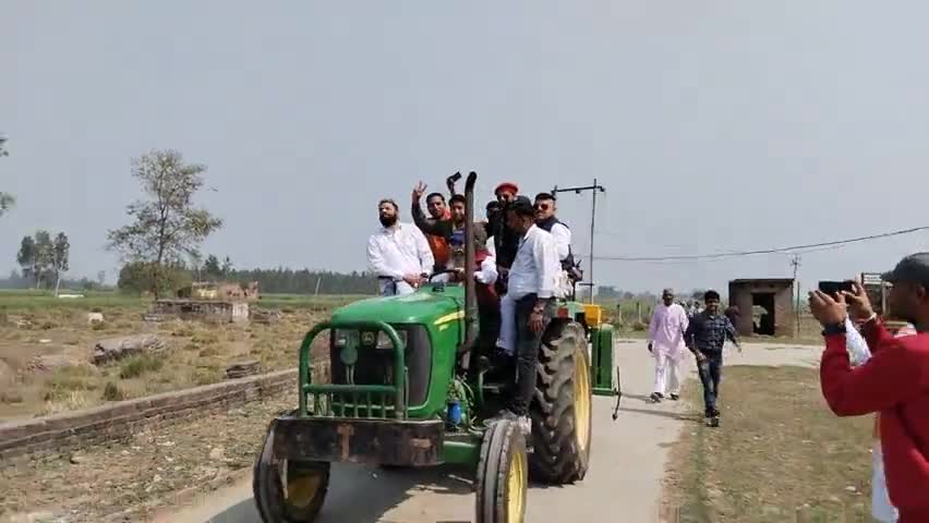 मदनापुर न्यूज शाहजहाँपुर जिले के मदनापुर गाँव में करणी सेना के राष्ट्रीय अध्यक्ष सूरज पाल अम्मू का प्रथम आगमन हुआ #करणी