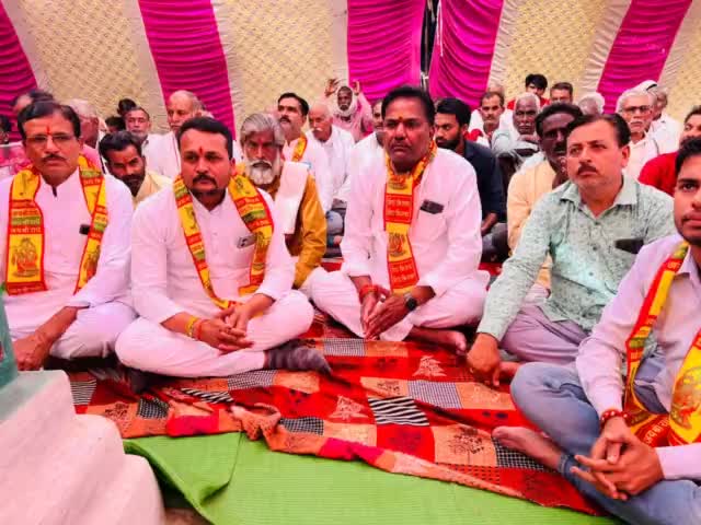 सिलवानी: सिलवानी ग्राम देवरी मढिया में श्रीमद् भागवत कथा में सम्मिलित हुए पूर्व विधायक देवेंद्र पटेल

#silwani #रायसेन#