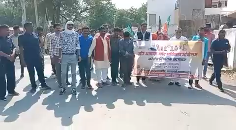भूपेश सरकार द्वारा गरीब जनता को प्रधानमंत्री आवास से वंचित किये जाने के विरोध में भाजपा के #मोर_आवास_मोर_अधिकार" आंदोलन के अंतर्गत विधायक मोहन मरकाम के निवास का घेराव किया गया।