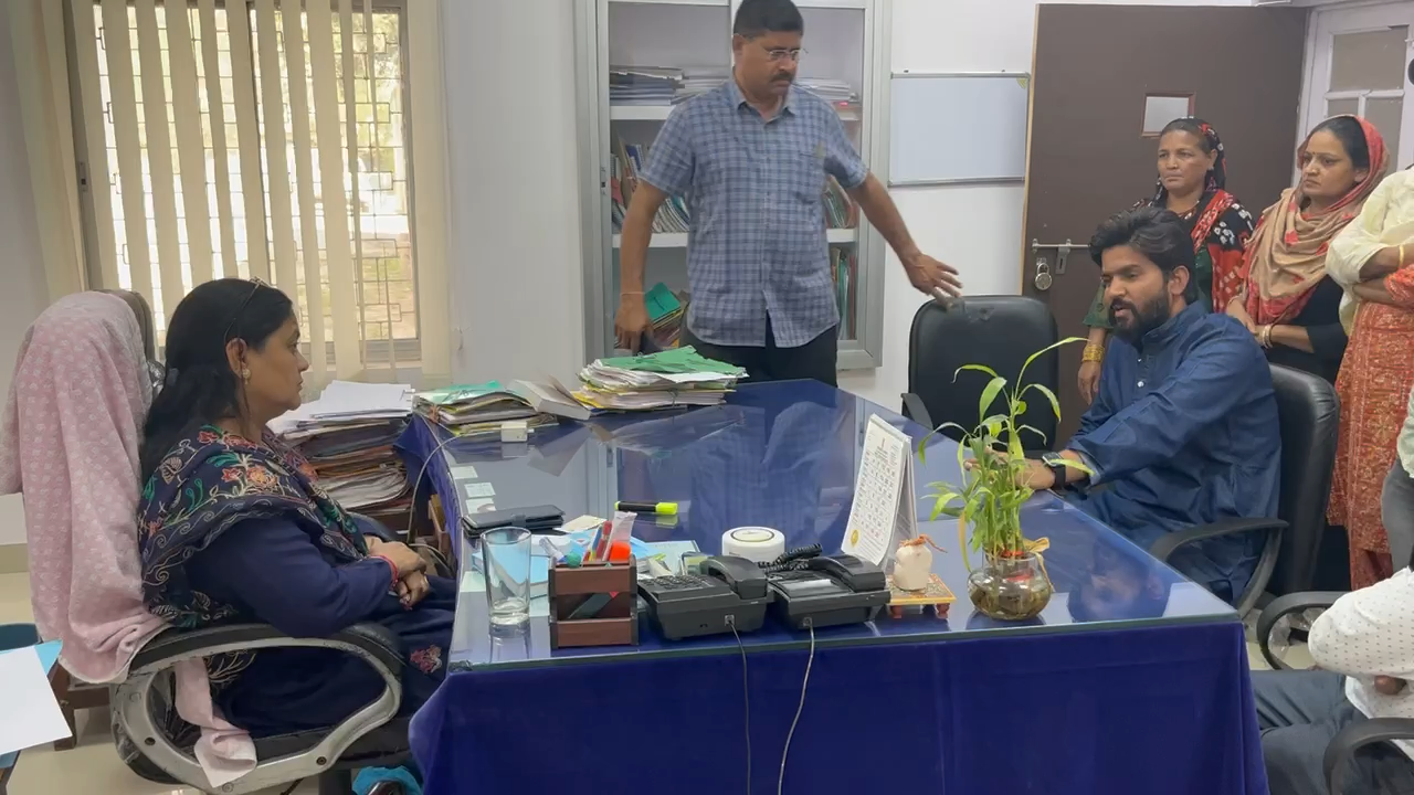 बड़गांव: वार्ड 14 में पानी की समस्या के निवारण के लिए जलदाय विभाग के अधिकारी को क्षेत्र की समस्या से अवगत करवाते हुए निवारण के लिए उपाय देते हुए ! #उदयपुर